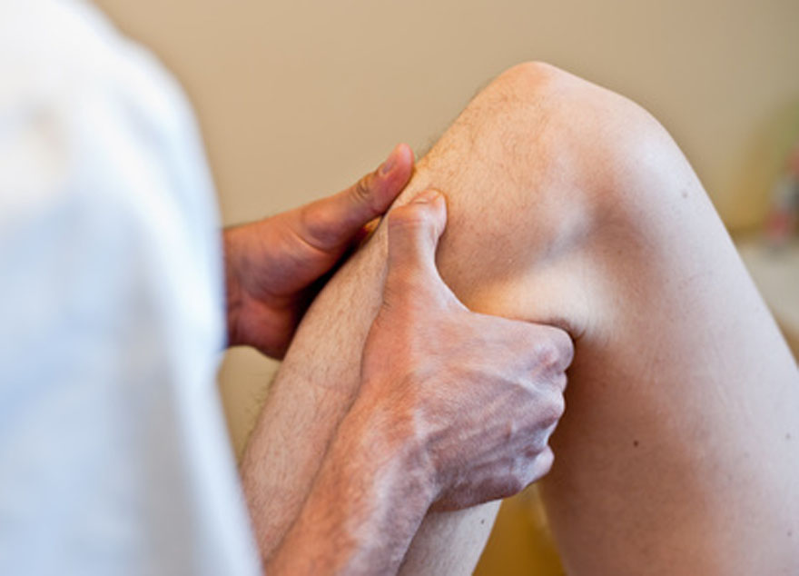 massage d'un genou pour la déscription de la consultation