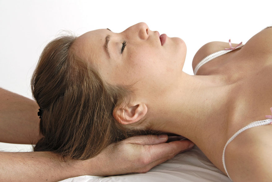 Photo d'une femme qui se fait masser la nuque