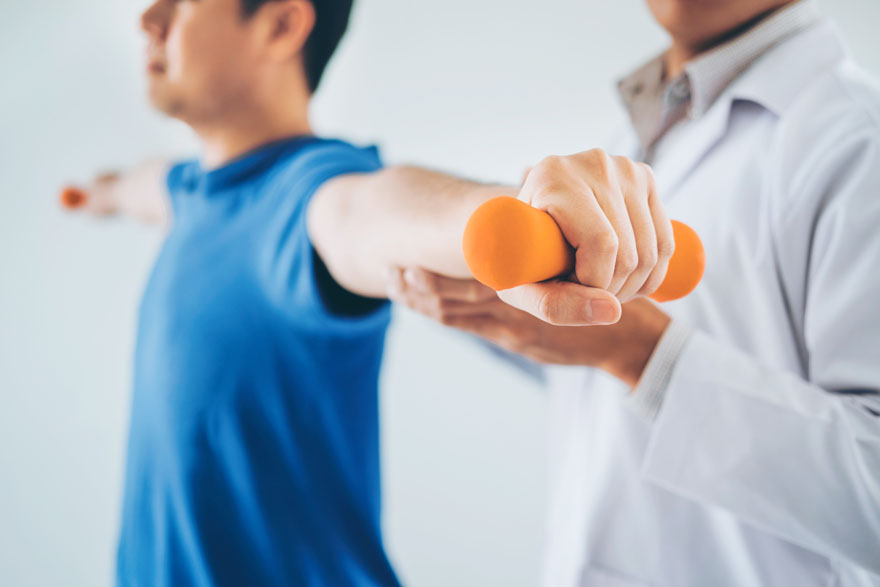 un sportif effectuant des éxercices